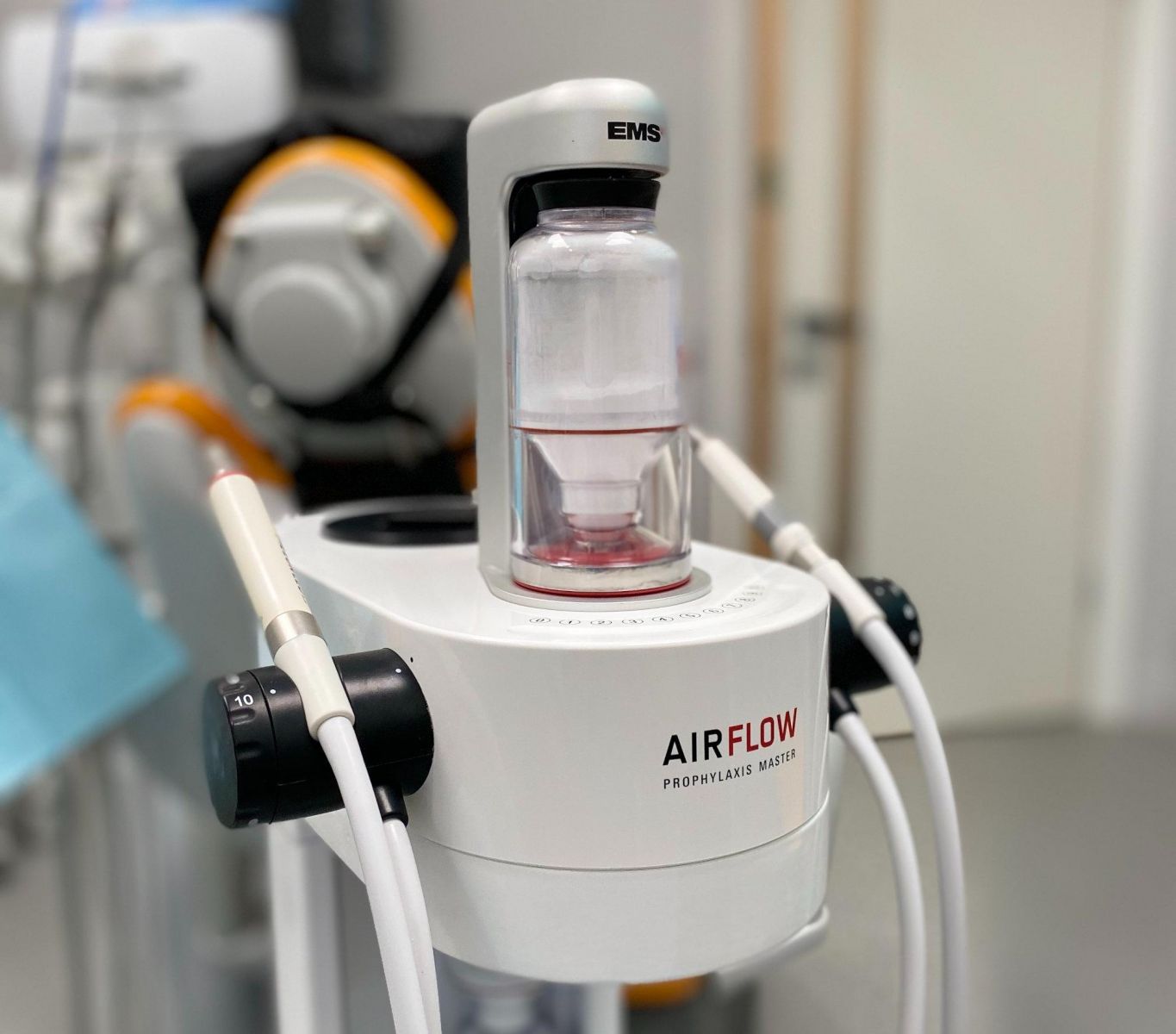 Потемнела эмаль зуба! Почему? Что делать?