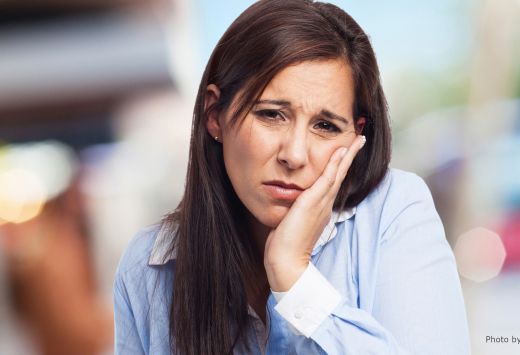 Болит десна после удаления зуба — сколько это длится и что делать