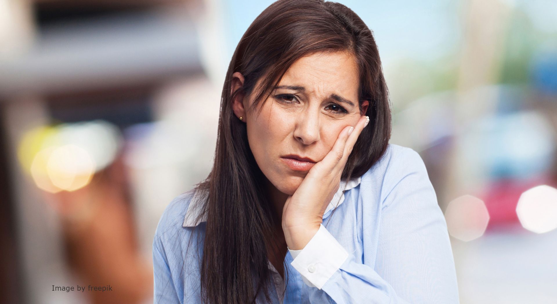 Болит десна между зубами: причины и что делать