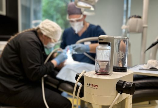 Можно ли делать чистку зубов с имплантами