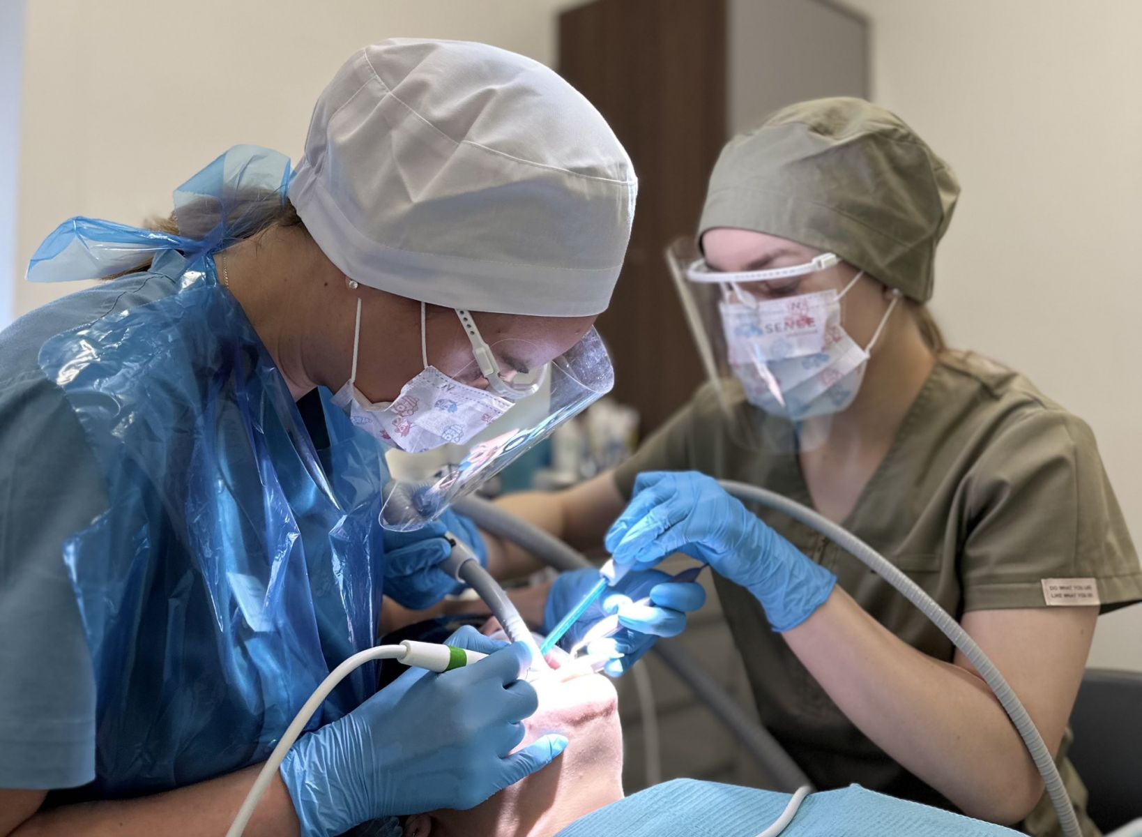 Как убрать темный налет между зубами: эффективные методы