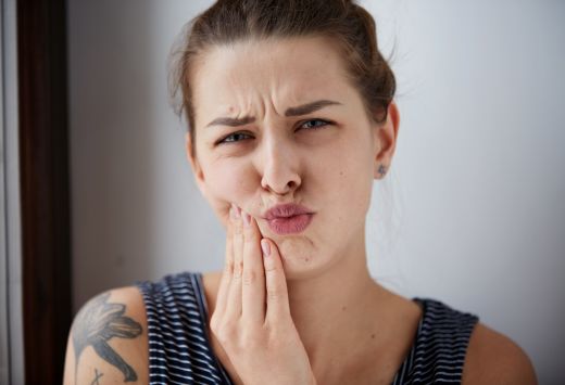 Почему болит челюсть после удаления зуба